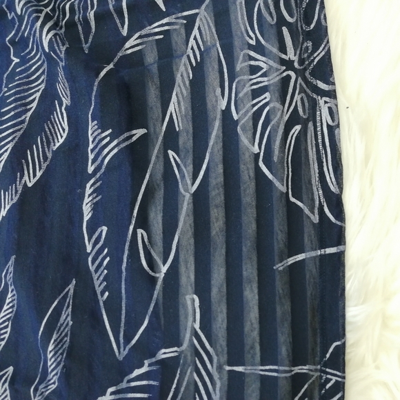 Gap Semi-sheer Tropical Leaf Sleeveless Shirt Sz M - Picture 2 of 4